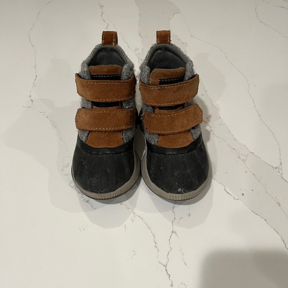 Kids Sorel Out and About boot size 8
